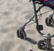 Rollator mit kleinen Rädern outdoor - eher nicht geeignet Schmaler Rollator mit kleinen Rädern